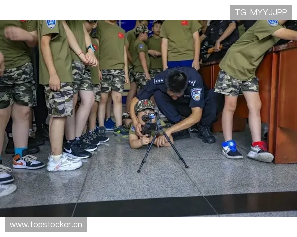 潘展乐训练营里一秒变酷盖，私下竟然爱穿拖鞋逛超市？！