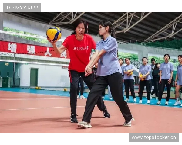 郎平居然不是每天训练八小时，好像更爱逛街喝咖啡？！