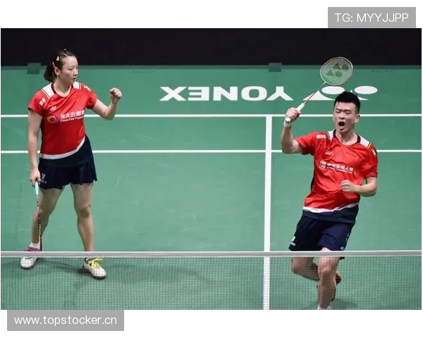 陈雨菲赛前啃鸡腿，教练在旁边翻白眼